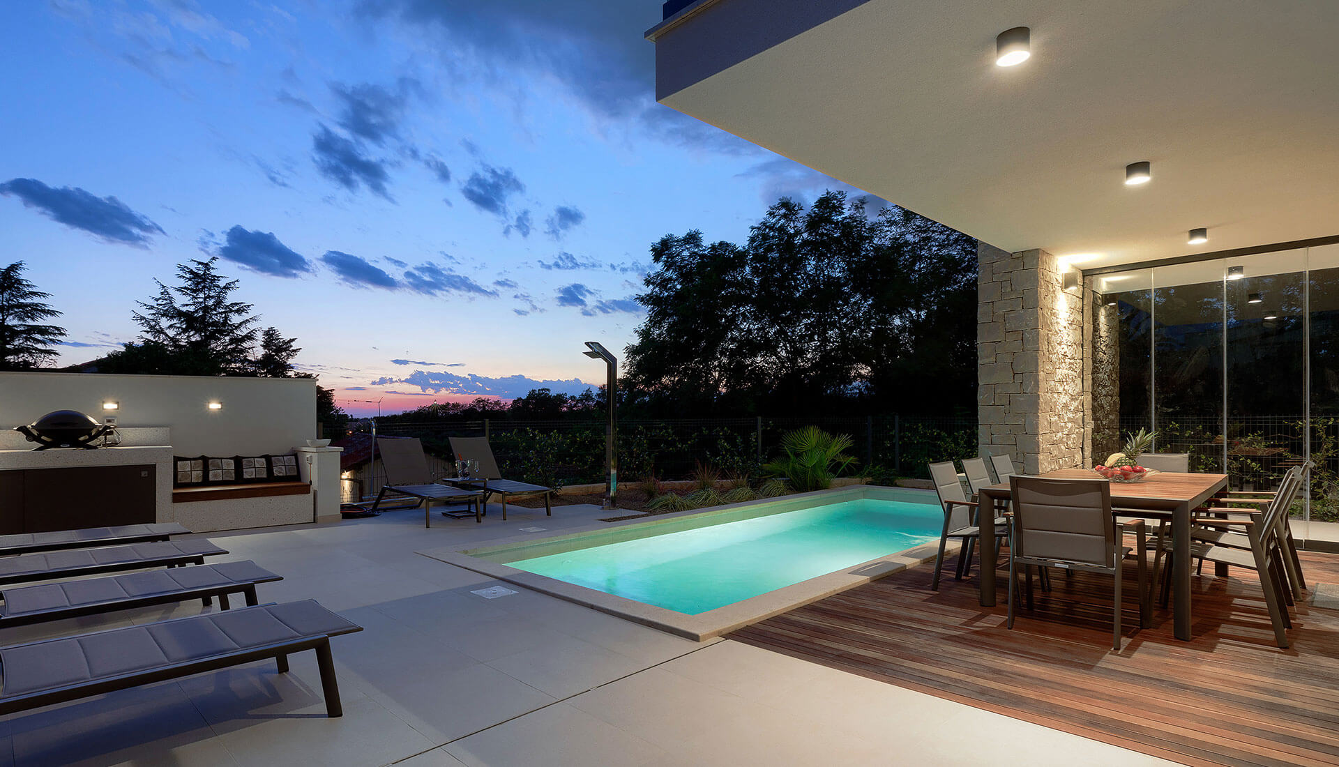 Kupoprodaja nekretnina može biti složena i stresna. Tu sam da je učinim jednostavnom za vas.