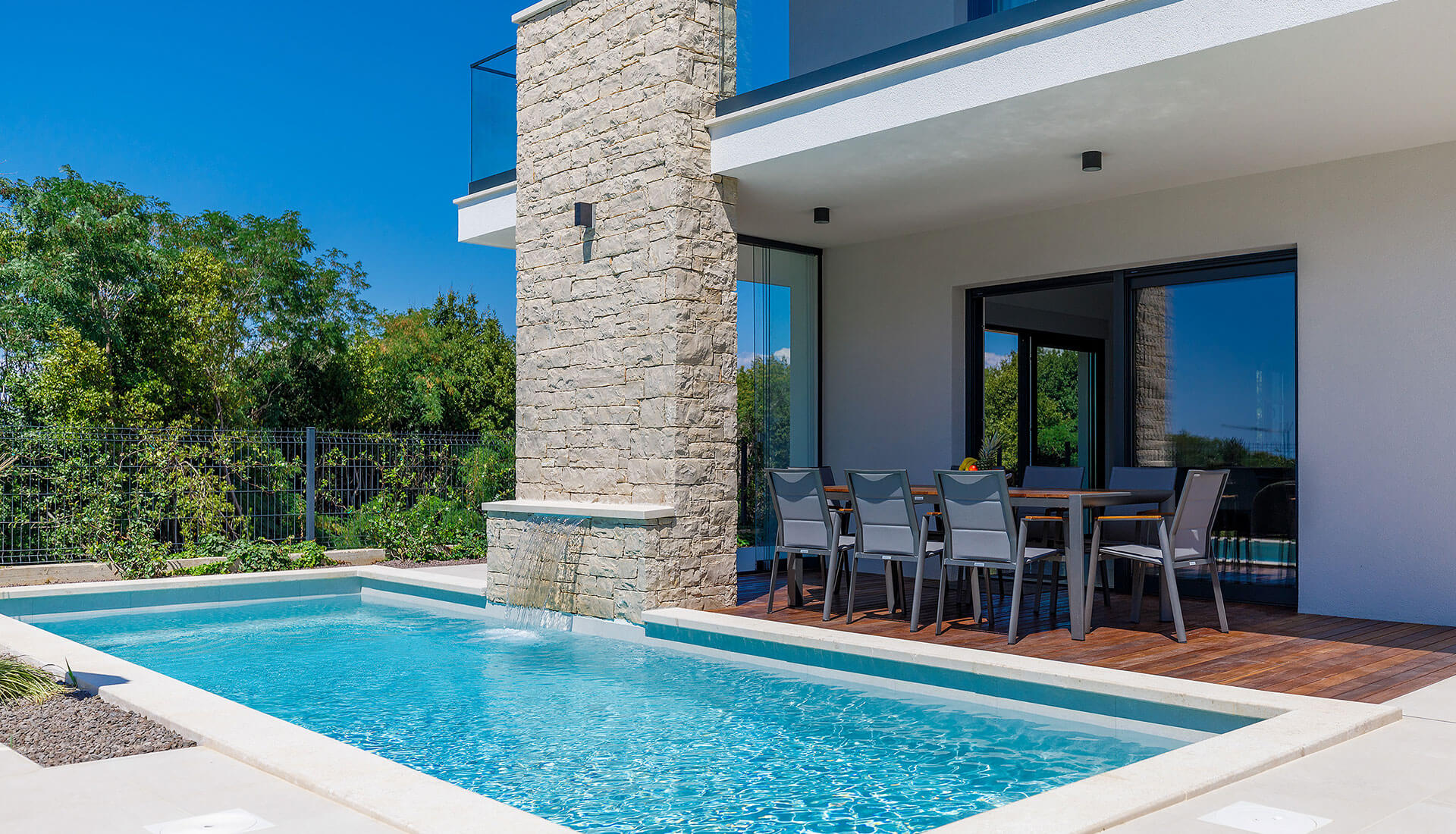 Kupoprodaja nekretnina može biti složena i stresna. Tu sam da je učinim jednostavnom za vas.