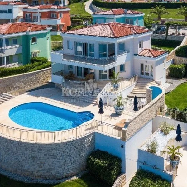 Luksuzna vila s bazenom prvi red do mora - Crveni vrh