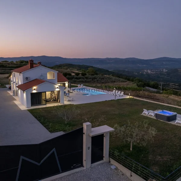 Vila okružena zelenilom istarskih brežuljaka