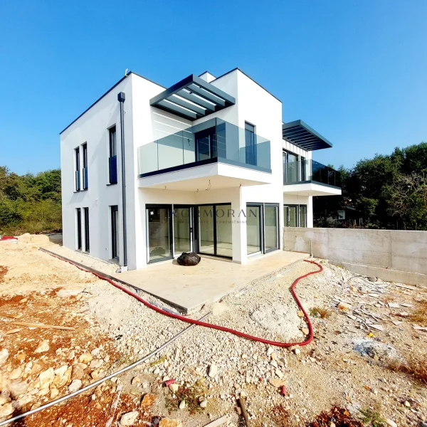 Novogradnja u Karigadoru – 350 m od mora